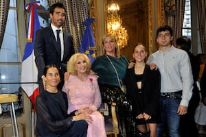 Mirtha Legrand rodeada de su familia: Nacho y Juana Viale, su hija Marcela Tinayre, su nieto Rocco Gastaldi y su bisnieta Ámbar de Benedictis
