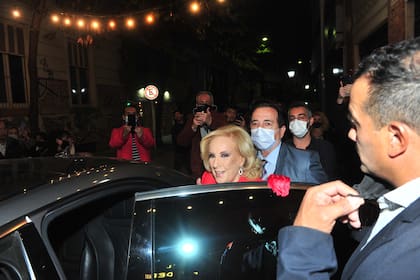 Mirtha Legrand saludó a los presentes a las puertas de El Picadero