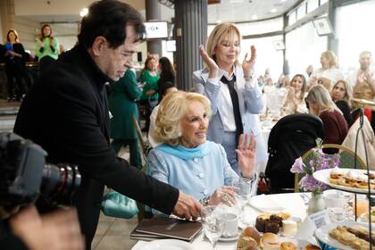Mirtha Legrand siempre atenta a las fotos, se divirtió y charló relajadamente con sus compañeras de mesa y recibió muy contenta el aplauso de los otros invitados