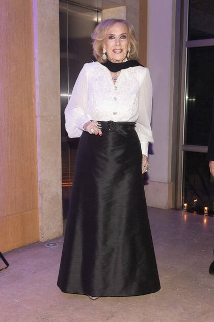 Mirtha Legrand tiene asistencia perfecta en la gala organizada por la top model y su marido. Para la ocasión eligió un cancherísimo conjunto de blusa con botones bijou y falda línea A de Iara, que accesorizó con pendientes y foulard a juego
