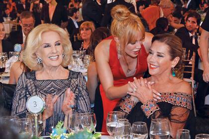 Mirtha Legrand y Marcela Tinayre, la mesa más visitada, Miriam Lanzoni, la mujer de Alejandro Fantino, se acercó a saludartlas