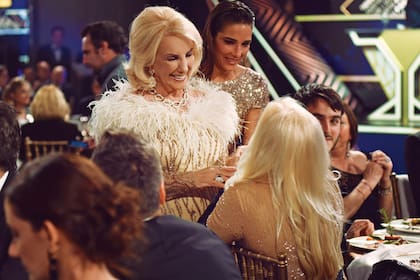 Fiel a su cordialidad, Mirtha Legrand se acercó a la mesa de Susana Giménez para felicitarla por sus cuatro estatuillas obtenidas