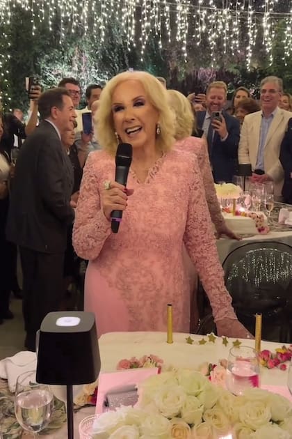 Mirtha les agradeció a Marcela y Arzuaga haber estado detrás de cada
detalle para que la fiesta fuera un éxito.