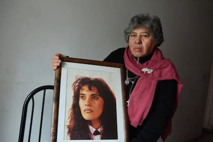 Mirtha Murúa con la foto de su hija Lilian (Foto: Asociación Víctimas de Accidentes Aéreos Argentina)