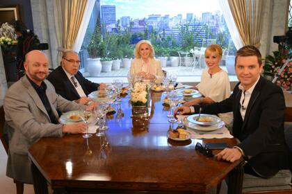 Mirtha, muy bien acompañada por Juan José Campanella, Enrique Pinti, Florencia Peña y Santiago del Moro
