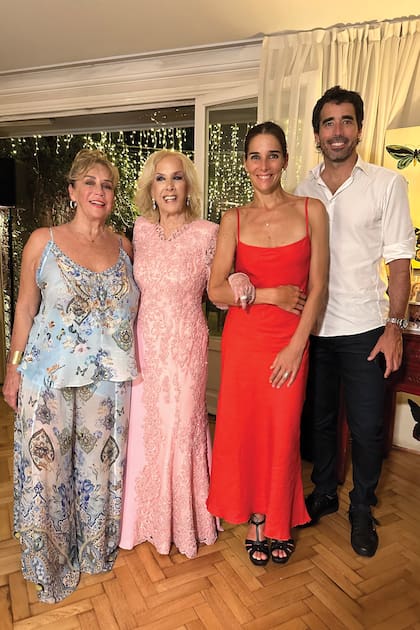 Mirtha rodeada por su familia, que durante toda la noche estuvo pendiente de que la estuviera pasando bien.