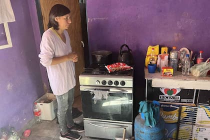 Mirtha, su mamá, les prepara unos fideos con salsa de tomate antes de ir a la escuela