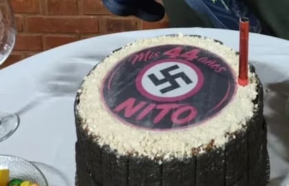 "Mis 44 años. Nito", la leyenda que acompaña a la esvástica