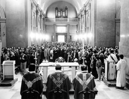 Misa de cuerpo presente del doctor a Arturo Mor Roig, en la Catedral de San Nicolás