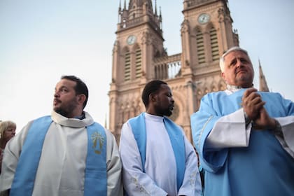 Misa de la peregrinación a Lujan al pie de la basílica en 2024