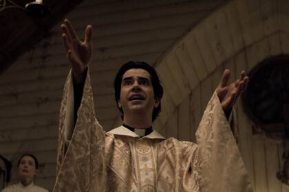 Misa de medianoche, la nueva miniserie de Netflix del creador de La maldición de Hill House que conquista a los fanáticos del género
