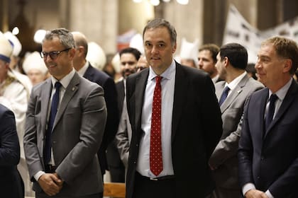 Misa del Episcopado en homenaje al papa Francisco en la Basílica de Luján, a un año de su muerte, asisten autoridades del gobierno Nacional y de la Provincia.
En la foto, Manuel Adorni, Martín Menem y Diego Santilli.