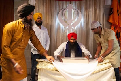 Una vez por mes, el guru abandona su habitación y encabeza la misa en el gurdwara