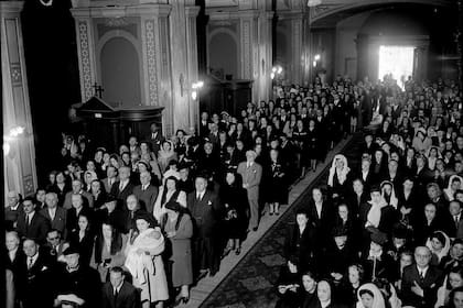 Misa en 1948. Iglesia no identificada.