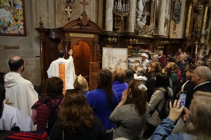 Misa en el confesionario donde confesaba Jorge Bergoglio, Papa Francisco, en la Basílica San José de Flores