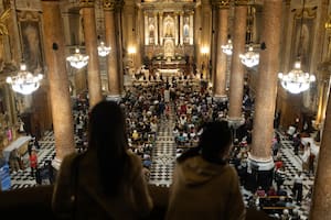 Cientos de personas participaron del homenaje a Francisco en la basílica donde nació su vocación
