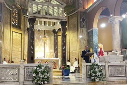 Misa solemne por el 25 de mayo en la Iglesia Nacional Argentina