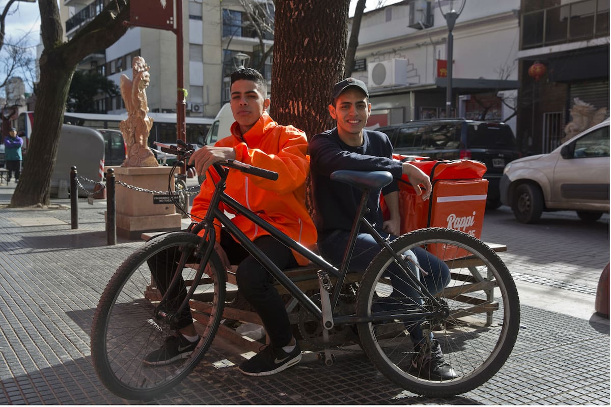 Misael Ubieda (a la izquierda) y Rafael Romero. Ambos trabajan en Rappi. Disfrutan no tener jefes ni horarios, aunque esperan eventualmente conseguir un trabajo mejor.