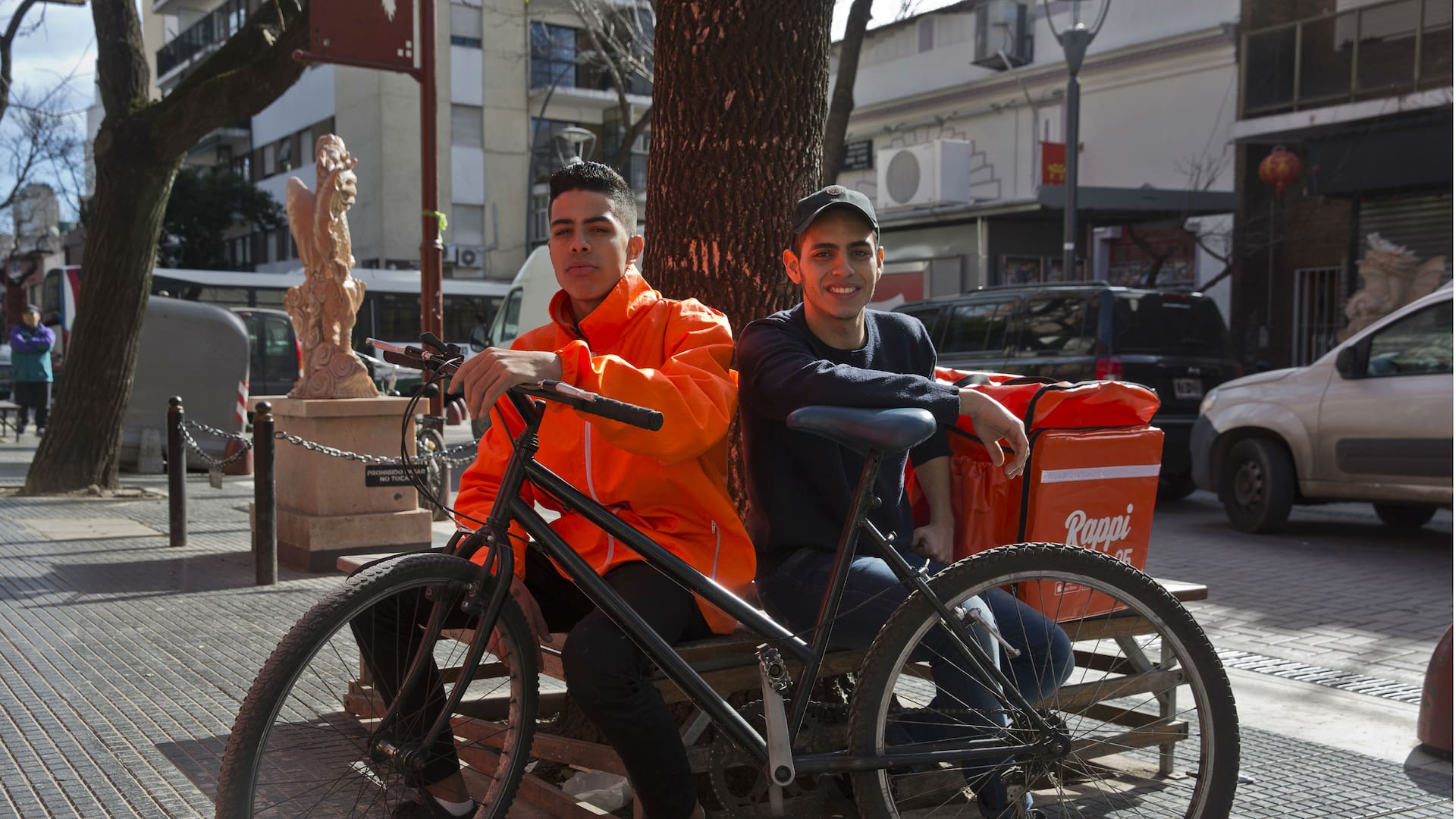 Misael Ubieda (a la izquierda) y Rafael Romero. Ambos trabajan en Rappi. Disfrutan no tener jefes ni horarios, aunque esperan eventualmente conseguir un trabajo mejor.