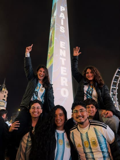 Mishell Revelo con amigos agradeciendo a la selección haber llegado a otra final