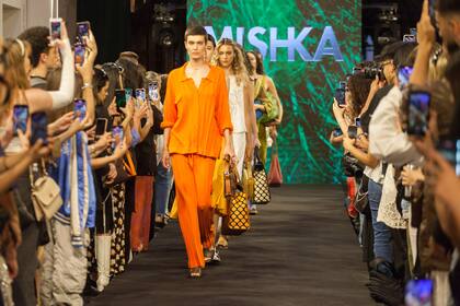 Mishka realizó una fuerte apuesta a los colores para lucir este verano.
