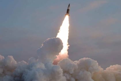 Misil táctico de corto alcance lanzado por Corea del Norte.  PRENSA OFICIAL DE COREA DEL NORTE