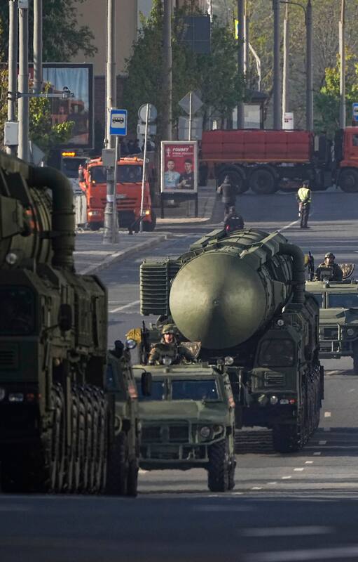 Misiles balísticos RS-24 Yars avanzan hacia la Plaza Roja de Moscú para el desfile del Día de la Victoria