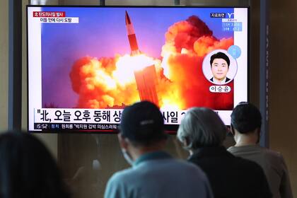 Surcoreanos observan por TV el lanzamiento del misil de Corea del Norte