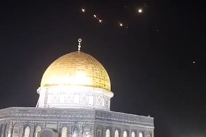 Misiles iraníes sobrevolando la mezquita Al Quds de Jerusalén