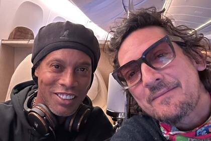 "Misión cumplida", publicó después León Larregui, el vocalista de Zoé, junto con la instantánea de su encuentro con el astro del fútbol Ronaldinho