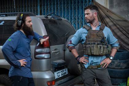 Chris Hemsworth junto al director Sam Hargrave