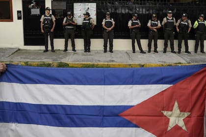 Misión diplomática de Cuba abandona Ecuador tras ser declarada "non grata"