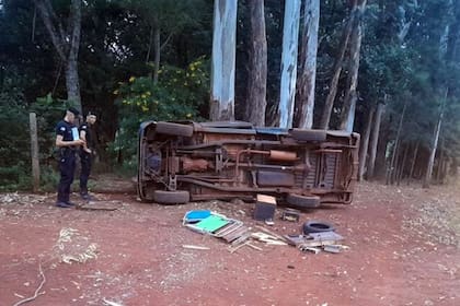 Misiones: dos adolescentes murieron y otros cinco resultaron heridos luego de que volcara la camioneta en la que viajaban