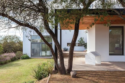Misma casa, hacia la calle. El patio techado con una pérgola de hierro y madera corresponde al cuarto de sus hijas y, en su momento, se hizo para alentar los juegos al aire libre cada día.