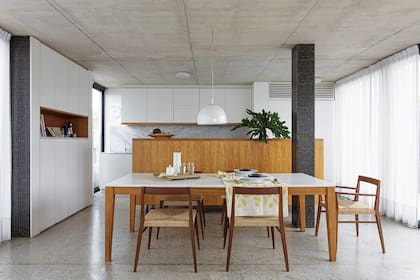 Mismo ancho, alto y material en la columna de venecitas negras y el límite del mueble de guardado. Muy retro, muy lindo.