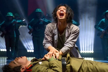 La filipina Eva Noblezada, protagonista de la impactante versión de Miss Saigon