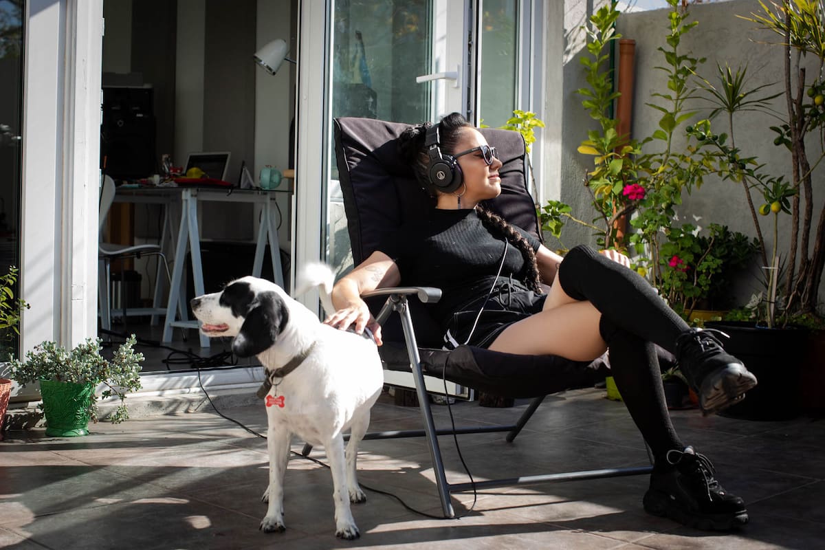 Miss Bolivia en la producción de Músicos en casa, en mayo