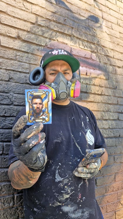 Mister Alek posa junto al mural de Lionel Messi en Kansas City, una de las postales argentinas más visibles en la ciudad del debut mundialista