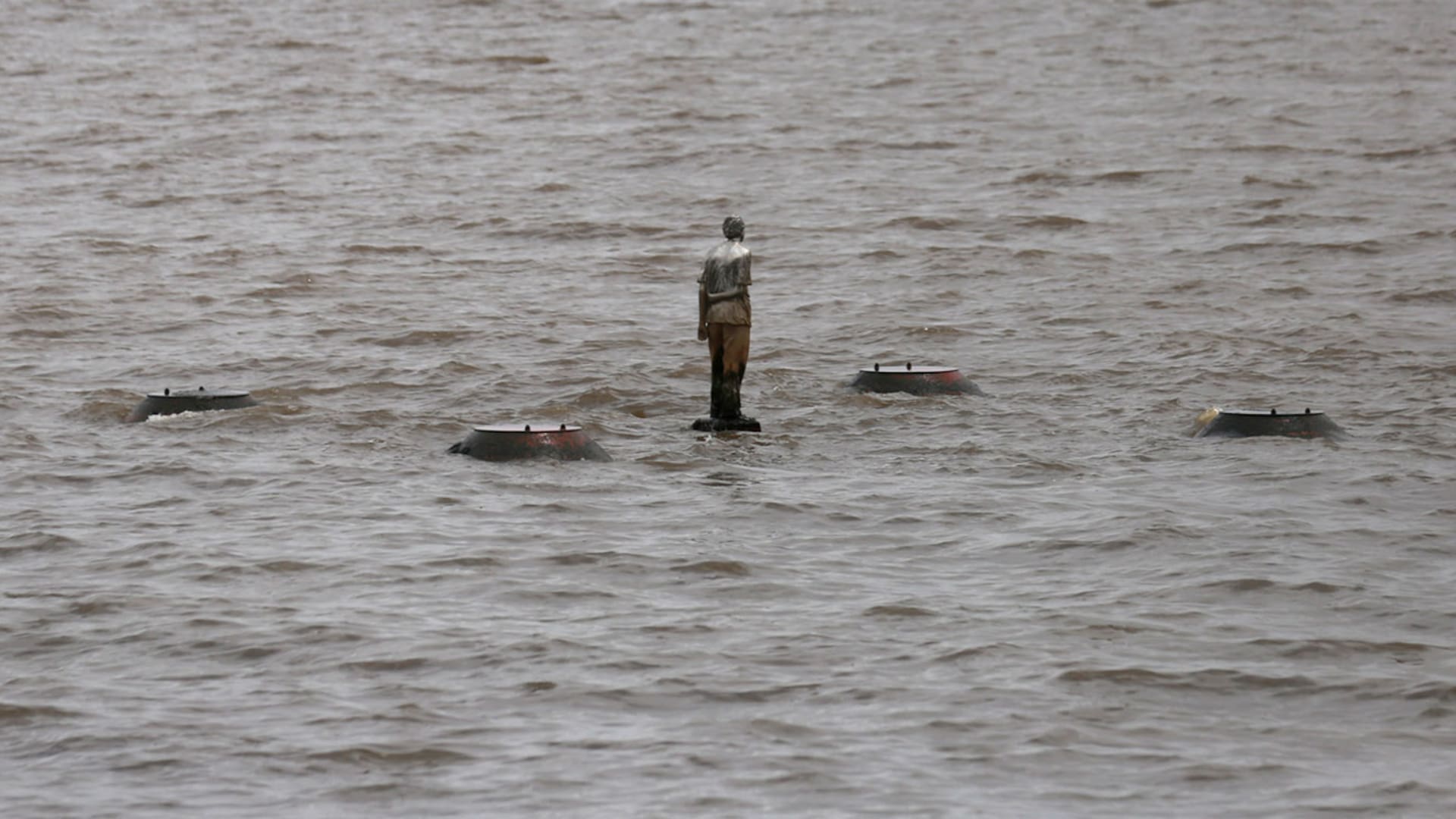 La escultura, de Claudia Fontes, es la única pieza emplazada en el Río de la Plata