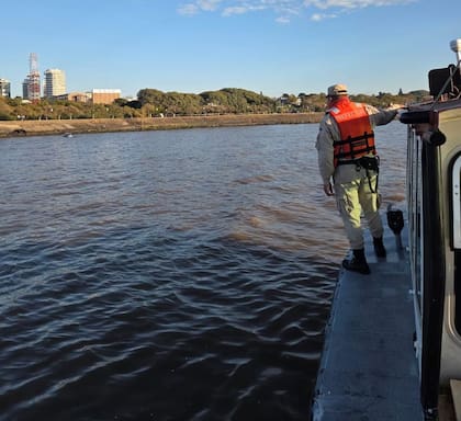 Misteriosa desaparición de dos primos en el río Paraná: hallaron su lancha encendida y flotando en círculos