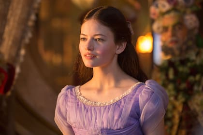 Mackenzie Fox es Clara: joven y curiosa, cuando recibe un obsequio de su difunta madre, emprende un viaje fantástico