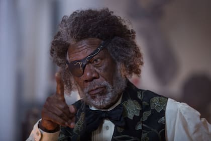 Morgan Freeman es Drosselmeyer, el padrino de Clara; organiza un baile anual de Navidad con búsquedas del tesoro para chicos