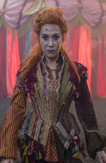 Helen Mirren es Madre Ginger, la mala de la película y líder del amenazante Cuarto Reino; de cabello rojo y rostro astillado, genera terror