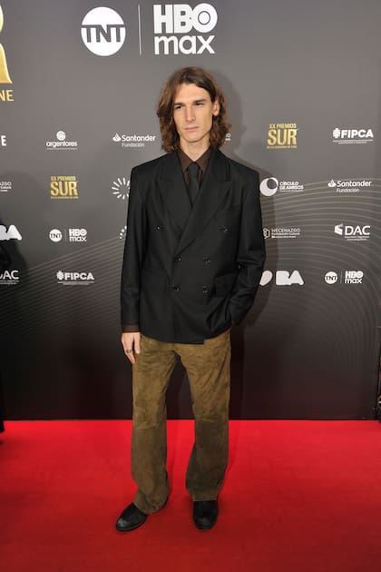 Mitad formal, mitad casual. Ángelo Mutti Spinetta descontracturó el clásico traje y corbata con un jean de color