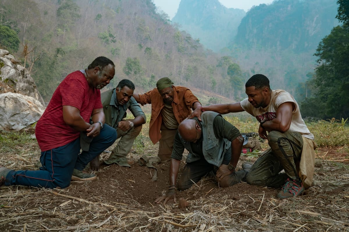 Mitad película bélica, mitad thriller sobre un robo, la historia del director acerca de veteranos negros que regresan al campo de batalla parece hecha para el momento actual