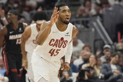 Mitchell anota 30 puntos, Cavs vencen 121-112 a Heat y toman ventaja de 2-0 en serie de playoffs