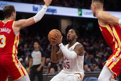 Mitchell anota 37 en la victoria de los Cavaliers 117-109 ante unos Hawks sin Young