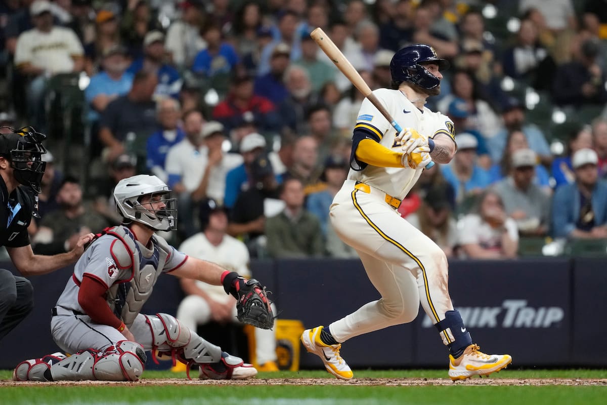 Mitchell y Turang conectan jonrones y Milwaukee vence 2 a 1 a Cleveland