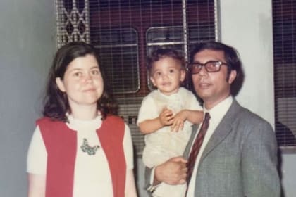 Mithu Sanyal de pequeña con su padre y madre. Él hablaba bengalí y ella polaco, pero Mithu no aprendió ninguno de estos idiomas