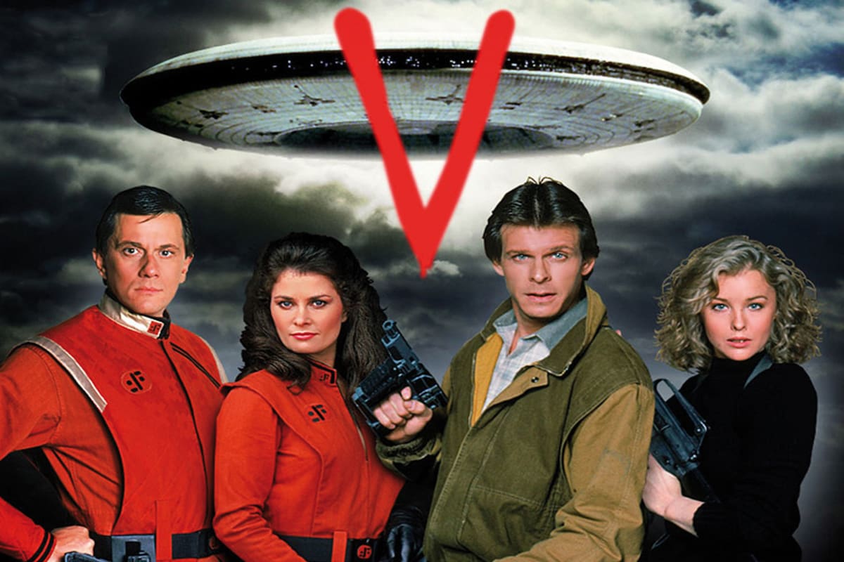 Míticos personajes de la miniserie: los invasores y la Resistencia.